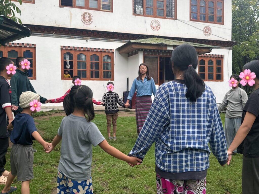 Children taking part in an outdoor activity at Nazhoen Lamtoen.